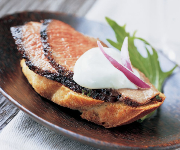 Grilled Sirloin Crostini with Wasabi Sour Cream